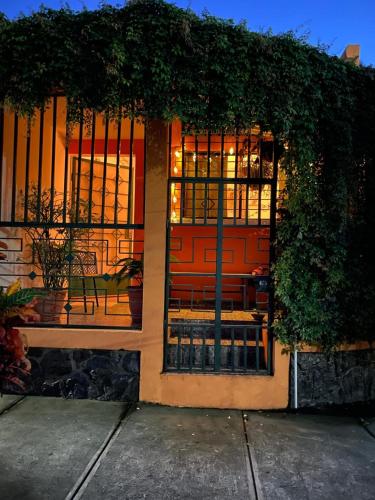 Un edificio con una puerta con un banco en ella. en Casa 911, en San Salvador