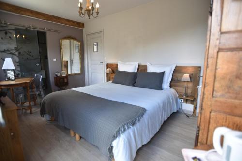 En eller flere senge i et værelse på La chabrouchine