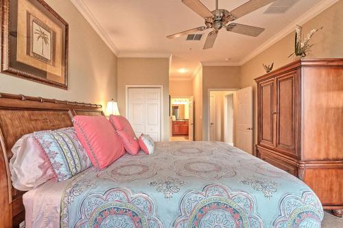 Coastal Breeze Luxurious Coastal Villa Steps to Cinnamon Beach Beautiful Pools! Perfect for Families في Hawthorne: غرفة نوم بها سرير ومروحة سقف