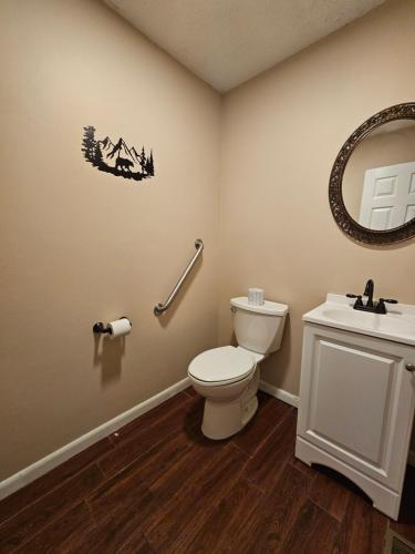 The Bearfoot Cabin! Ideally located, decorated for Christmas, Fireplace, Game Room! photo 28