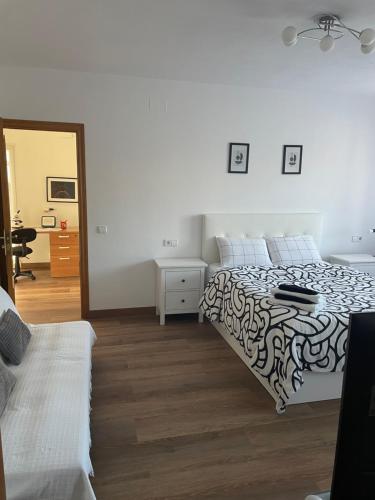 Posezení v ubytování Maravillosa villa con piscina y barbacoa