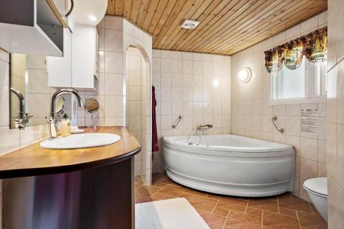 Koupelna v ubytování JB404-Fjerritslev-Jesper-Jensensvej-9