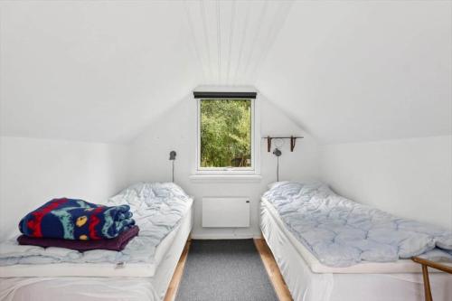 two beds in a room with a window at LF18116-Veslos-Agerovej-6 in Amtoft