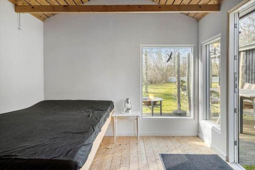 een slaapkamer met een bed en een groot raam bij LF407-Hurup-Thy-Nattergalevej-7 in Sønder Ydby