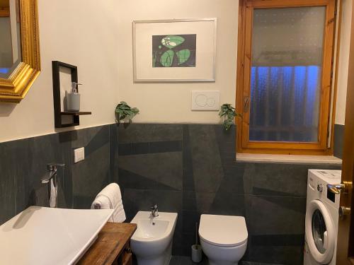 a bathroom with a toilet and a sink at Casa di Gea in Biella