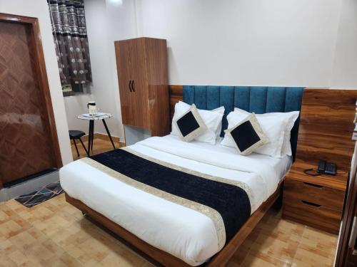 Postel nebo postele na pokoji v ubytování Newly Renovated Hotel Neelam Palace Just 5 Minutes from Railway Station & Connaught place