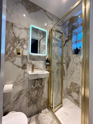 a bathroom with a sink and a shower at Room with private bathroom 5 min to Legoland & Windsor Castle - free parking and EV plug in Windsor