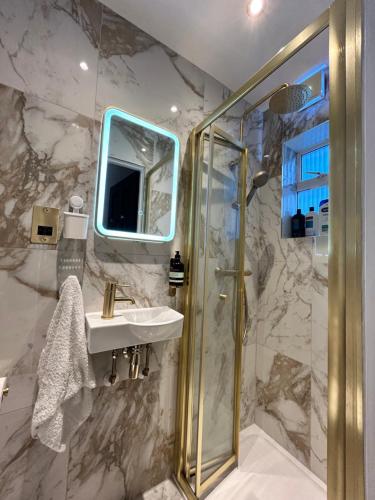 Ένα μπάνιο στο King Room in Windsor with Private Bathroom