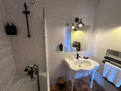 Ένα μπάνιο στο Le Vieux Chateau