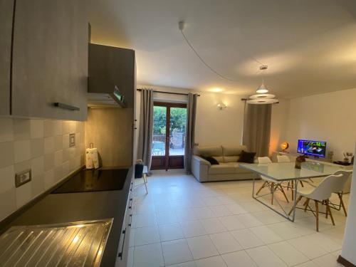 een keuken en woonkamer met een bank en een tafel bij Appartamento Catalina in Saint-Pierre