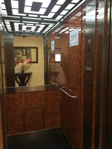 a bathroom with a mirror and a elevator at Hotel Godofredo in Toledo