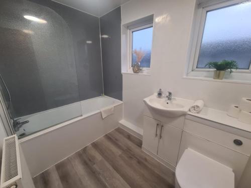 Et badeværelse på Cosy 3 bed