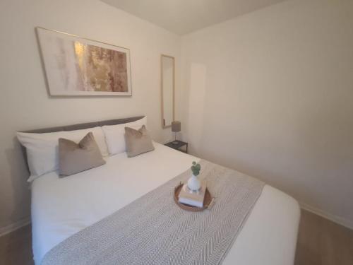 En eller flere senge i et værelse på Cosy 3 bed