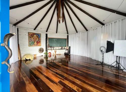 OctoCabana na montanha - rustica e luxuosa II في أوروبيسي: غرفة كبيرة ذات أرضية وسقف من الخشب الصلب