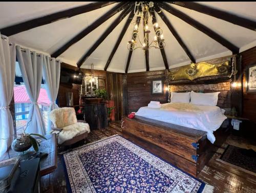 OctoCabana na montanha - rustica e luxuosa II في أوروبيسي: غرفة نوم بسرير مظلة وكرسي