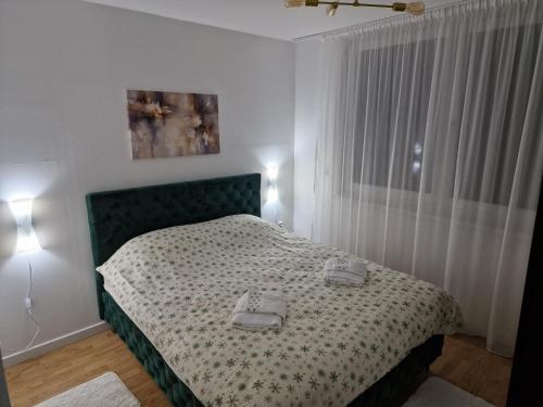 Un dormitorio con una cama con dos toallas encima. en Apartman Miki, en Vlašić