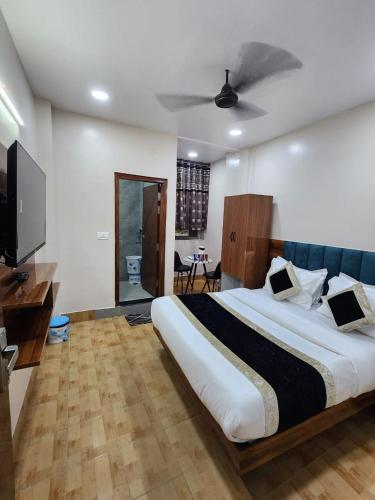 Postel nebo postele na pokoji v ubytování Newly Renovated Hotel Neelam Palace Just 5 Minutes from Railway Station & Connaught place
