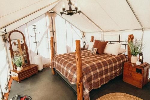 Кровать или кровати в номере Glamp Tent b w Zion & Bryce Outdoor Shower & Wifi