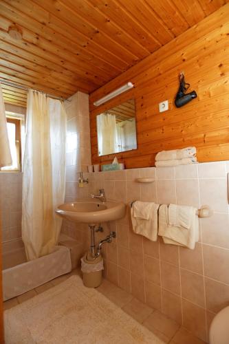 a bathroom with a sink and a shower and a tub at Gästehaus Möschel in Weiler-Simmerberg