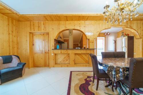 Guest House Nukri في Danisparauli: غرفة طعام بها طاولة وكراسي