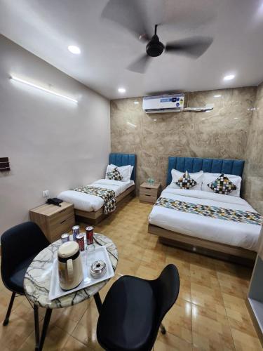 Postel nebo postele na pokoji v ubytování Newly Renovated Hotel Neelam Palace Just 5 Minutes from Railway Station & Connaught place