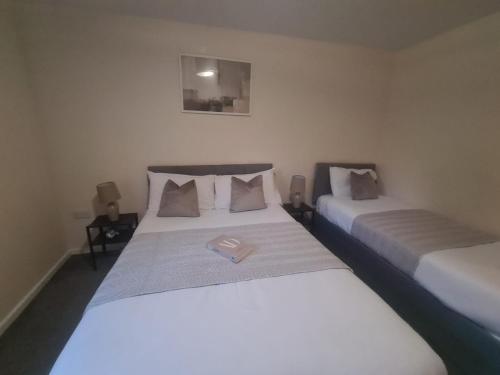 zwei Betten in einem Zimmer mit zwei Betten sidx sidx sidx sidx in der Unterkunft Quayside Apartment in Newcastle upon Tyne