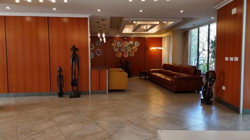 Ruang duduk di Kora Hotel Suites