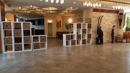 Una habitación grande con puertas blancas y pisos de baldosas. en Kora Hotel Suites, en Addis Ababa