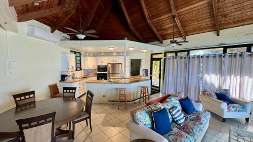 Khu vực ghế ngồi tại St. Croix 4 BR Beach Villa | Explorer's Paradise