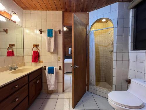 Phòng tắm tại St. Croix 4 BR Beach Villa | Explorer's Paradise