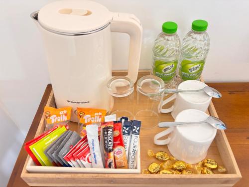 Nest Villas في سري جايواردنيبورا كوته: صينية مع وجبات خفيفة ومشروبات على طاولة