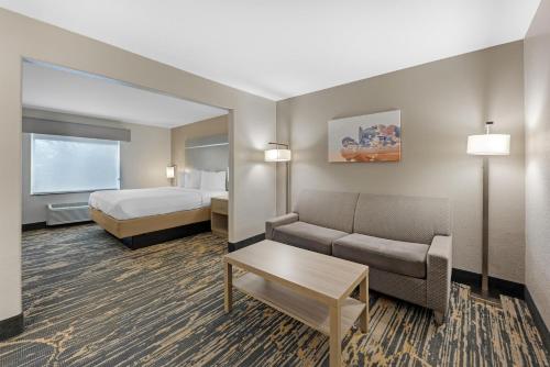 Ένα ή περισσότερα κρεβάτια σε δωμάτιο στο Best Western Plus Killeen - Fort Cavazos Hotel & Suites