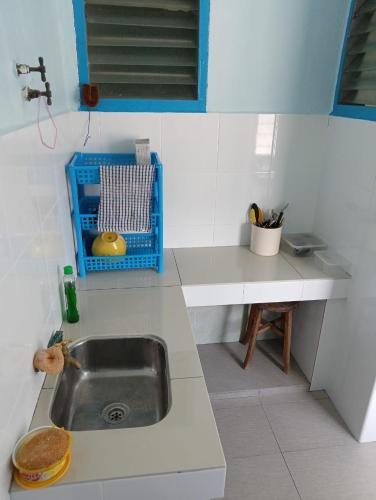 Η κουζίνα ή μικρή κουζίνα στο homestay melang