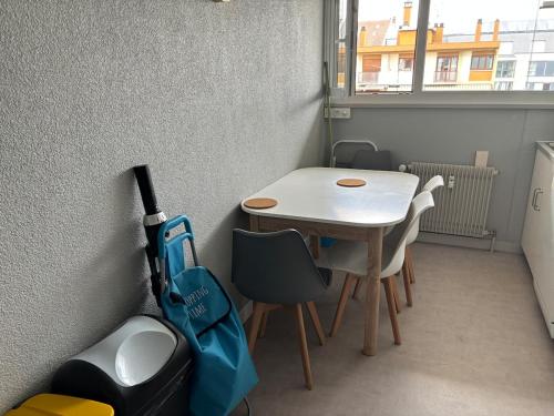 Una mesa y sillas pequeñas en una habitación pequeña en Green room - Wifi - Centre ville - Cosy, en Annemasse