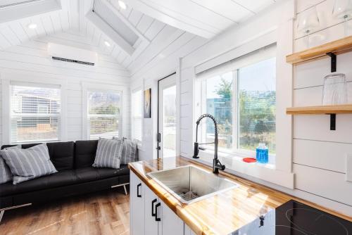 Гостиная зона в Zion Red-Rock Romance Tiny Home for Two