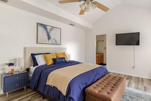 Giường trong phòng chung tại TX Home Away Large Patio, Smart TVs, FAST WiFi