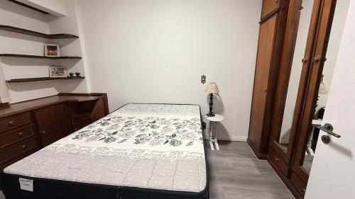 Ένα ή περισσότερα κρεβάτια σε δωμάτιο στο Apartamento perto da Rua Coberta em Gramado centro