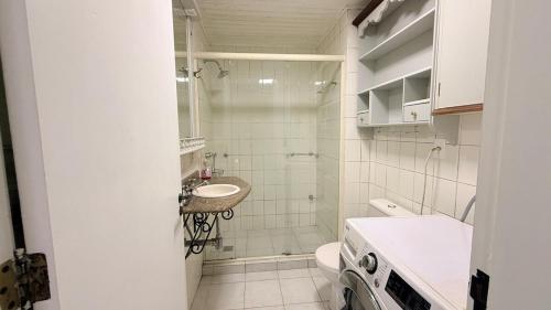 Ένα μπάνιο στο Apartamento perto da Rua Coberta em Gramado centro