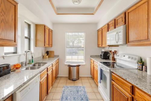 Nhà bếp/bếp nhỏ tại TX Home Away Large Patio, Smart TVs, FAST WiFi