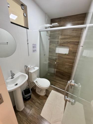 een badkamer met een douche, een toilet en een wastafel bij Isadora Pousada in Salinópolis