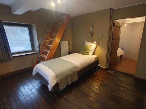 En eller flere senge i et værelse på Les Pierris near F1 circuit