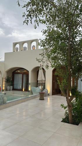 a large courtyard with a tree and a building at نزل فاخر in Taif