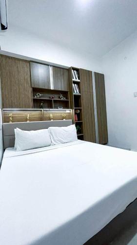 Giường trong phòng chung tại WV Tower Unit 617 6th Floor