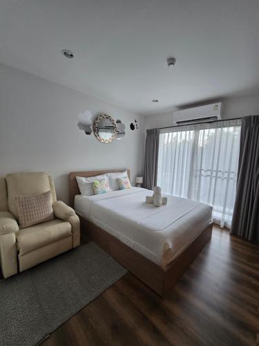 Ένα ή περισσότερα κρεβάτια σε δωμάτιο στο La Habana Huahin by J2A