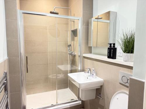 Un baño de London Heathrow Luxury Studio Flat -Fully Equipped