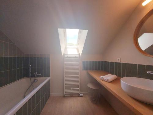 Ένα μπάνιο στο Séjour de luxe au Moulin de Bouchereau : Nature & Détente - FR-1-581-159