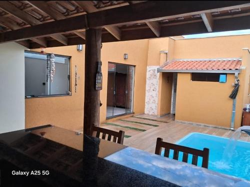 Enjoy Canastra في ديلفينوبوليس: فناء به مسبح و منزل