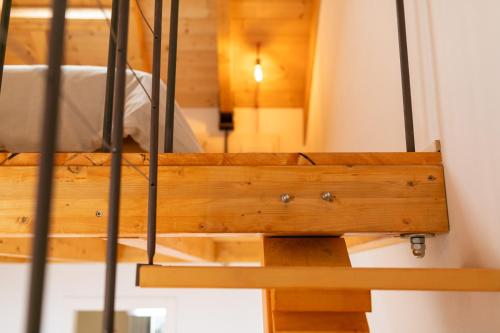 una escalera de madera en una casa diminuta en La casa tra gli ulivi, en Génova