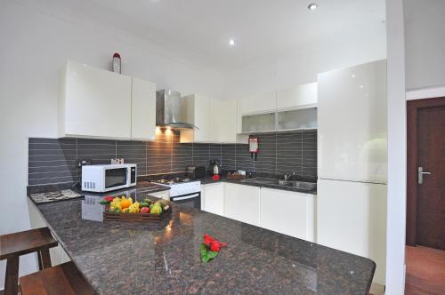 Una cocina o zona de cocina en Yasad Residence