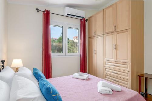 Ένα ή περισσότερα κρεβάτια σε δωμάτιο στο Memi